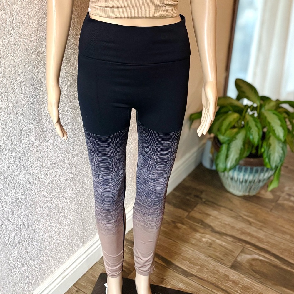 PINK VICTORIA’S SECRET Black & Tan Ombré High-Waisted ‘Ultimate Leggings’